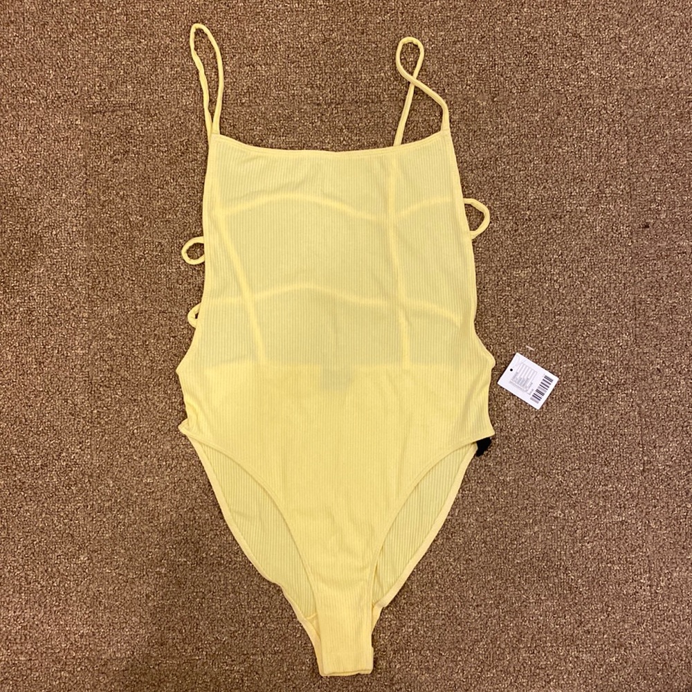 Urban Outfitters Bodysuit Open Back Yellow Ribbed Snap Close Size Large NWT